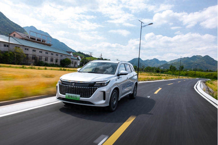 10万出头就能买中型的SUV,电混动力,提供57座,可看蓝电E5