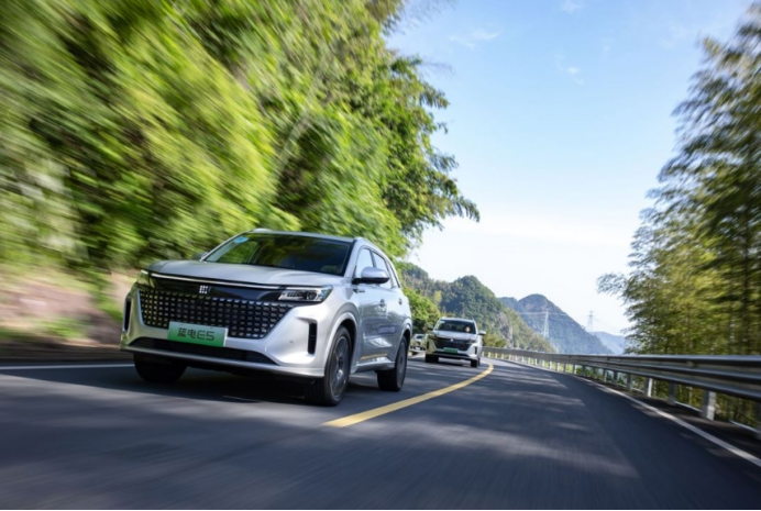 10来万预算想要买一台新能源SUV?蓝电E5或是唯一选择,既能耗省还带大7座