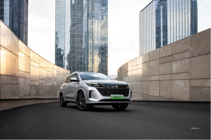 10万起就能买的大7座新能源SUV,蓝电E5不比博越L香吗?