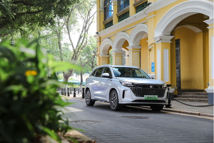中型插混VS紧凑型油车,蓝电E5和长安CS75 PLUS,该怎么选呢?